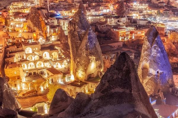 Goreme, Thổ Nhĩ Kỳ: Lấp lánh như một hộp đá quý vào ban đêm, các ngôi nhà ẩn nấp trong hang động của Goreme mang đến du khách cảm giác kỳ diệu. Khu định cư này được UNESCO công nhận là Di sản Thế giới vào năm 1985. Các cộng đồng nhỏ ở địa phương bắt đầu tạo ra không gian sinh hoạt trong vách đá từ thế kỷ 4. Nhiều nhà thờ đẽo từ hang động được trang trí công phu từ thế kỷ 10-12 và chứa đầy các bức tranh. Ảnh: ver0nicka.