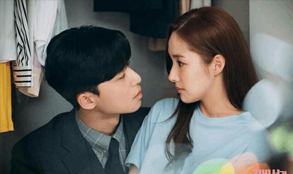 Phát hiện chồng nằm trong phòng khóc thút thít, tôi gặng hỏi mới biết được chuyện sốc óc-1