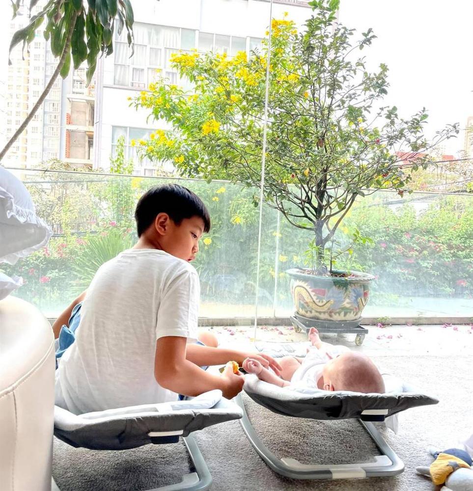 Cưng muốn xỉu loạt ảnh Subeo chăm sóc 2 em song sinh-3