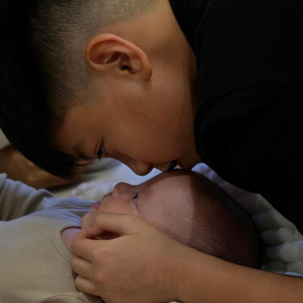 Cưng muốn xỉu loạt ảnh Subeo chăm sóc 2 em song sinh-5