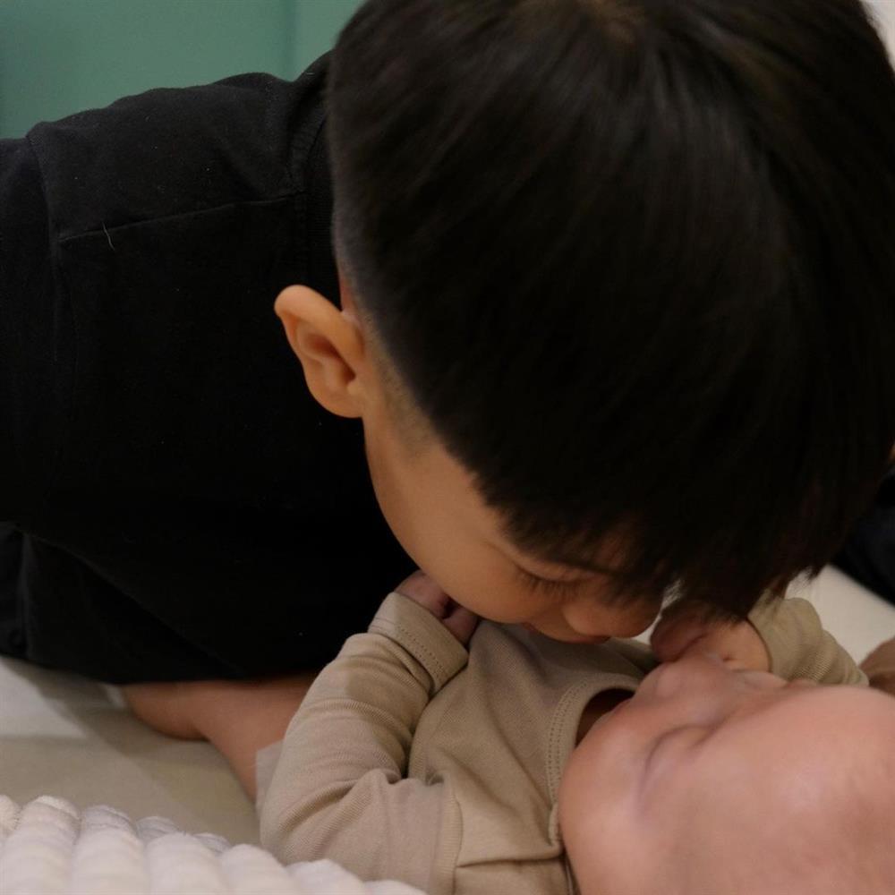 Cưng muốn xỉu loạt ảnh Subeo chăm sóc 2 em song sinh-6