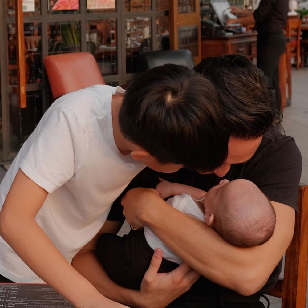 Cưng muốn xỉu loạt ảnh Subeo chăm sóc 2 em song sinh-8