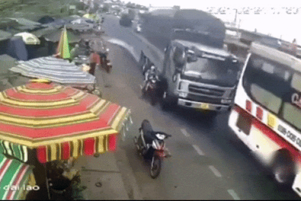 Clip: Bị em họ ném xăng, người phụ nữ biến thành ngọn đuốc sống-2