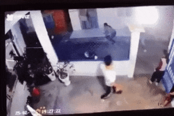 Clip: Bị em họ ném xăng, người phụ nữ biến thành ngọn đuốc sống-1