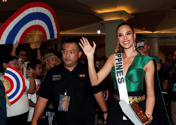 Trang phục xuất trận Miss Grand của Ngọc Thảo bị soi giống Catriona Gray-9