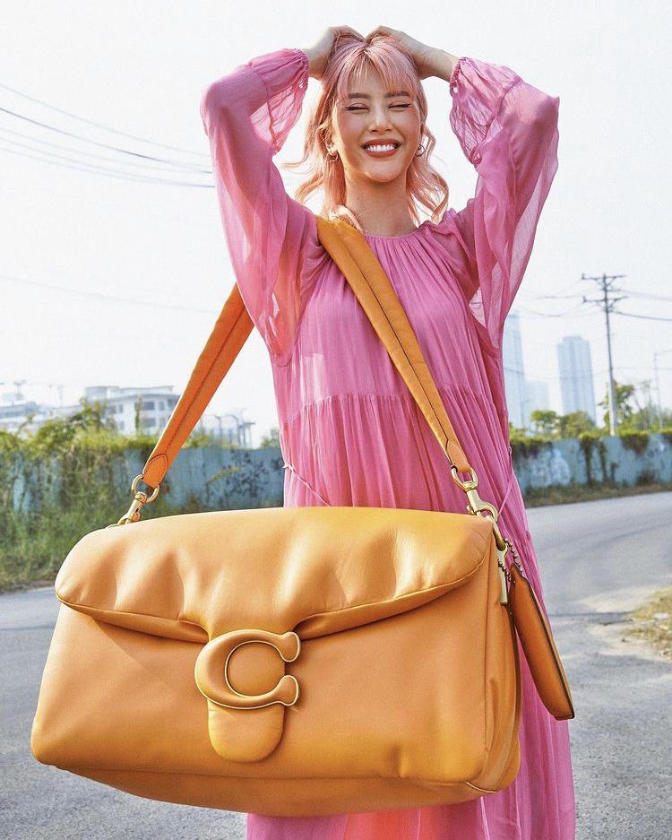 Jennifer Lopez, Quỳnh Anh Shyn vác túi to như chiếc gối ra đường-1