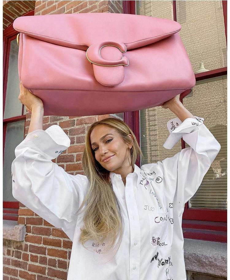 Jennifer Lopez, Quỳnh Anh Shyn vác túi to như chiếc gối ra đường-4