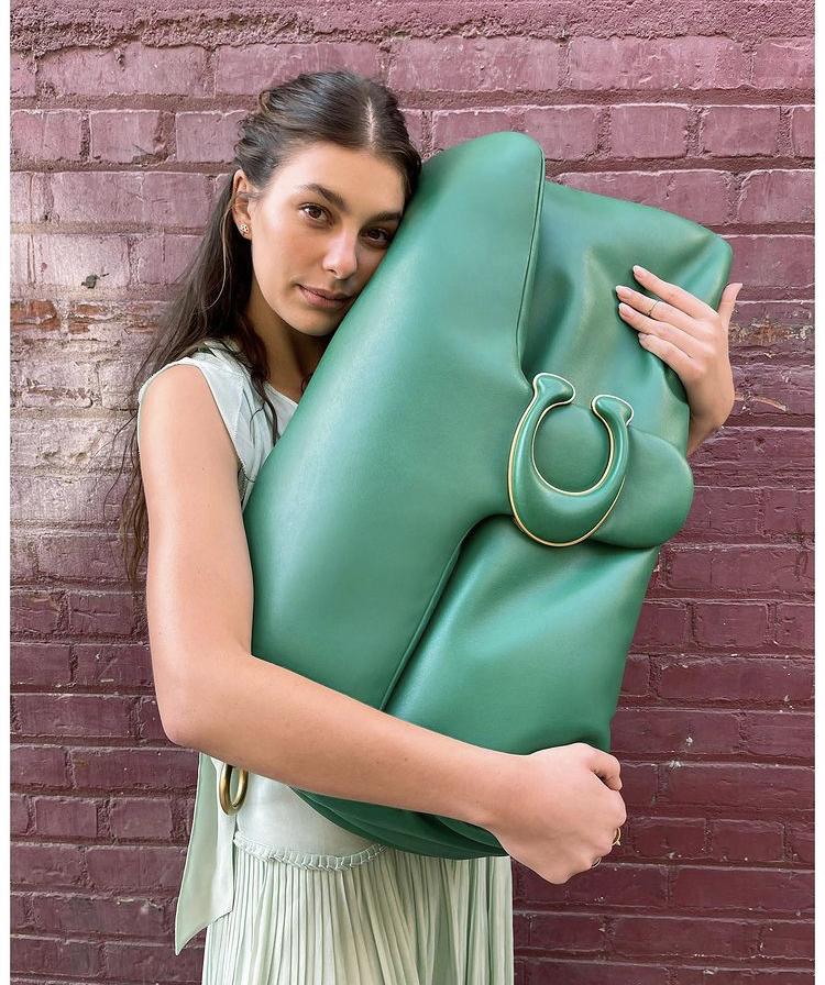 Jennifer Lopez, Quỳnh Anh Shyn vác túi to như chiếc gối ra đường-5