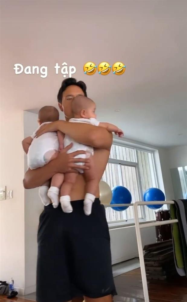 Bố bỉm đỉnh của chóp Kim Lý: Một nách hai con vẫn nhẹ như không-3