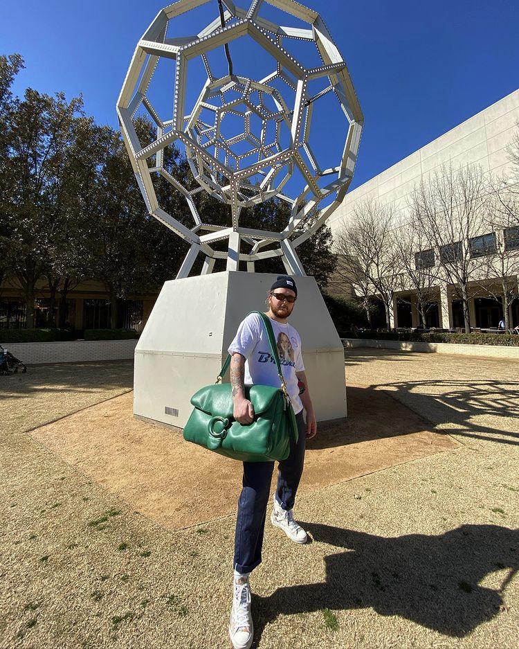 Jennifer Lopez, Quỳnh Anh Shyn vác túi to như chiếc gối ra đường-6