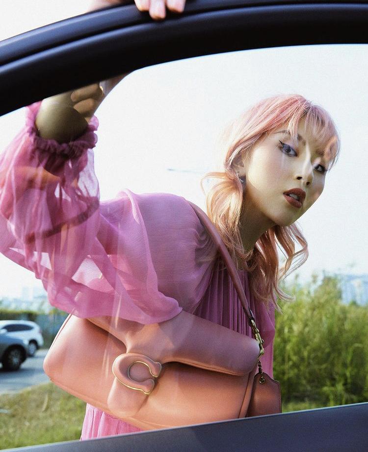 Jennifer Lopez, Quỳnh Anh Shyn vác túi to như chiếc gối ra đường-7