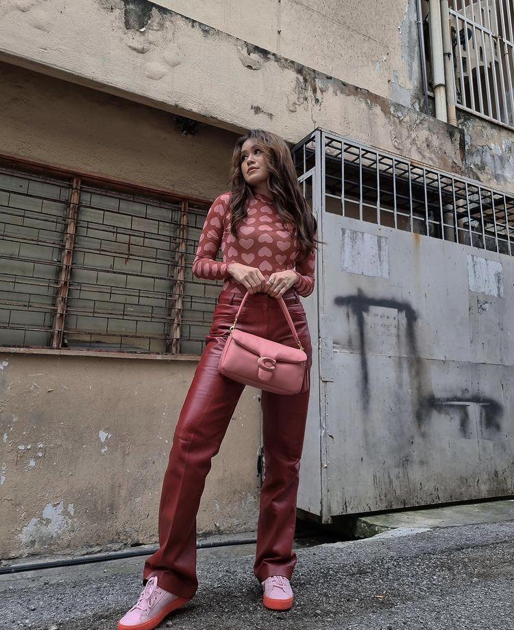 Jennifer Lopez, Quỳnh Anh Shyn vác túi to như chiếc gối ra đường-8