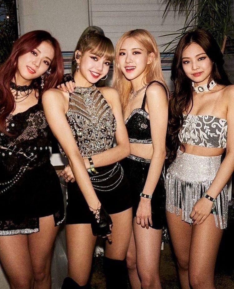 BLACKPINK Jennie và Lisa BLACKPINK gửi 2 xe đồ uống tới phim trường 