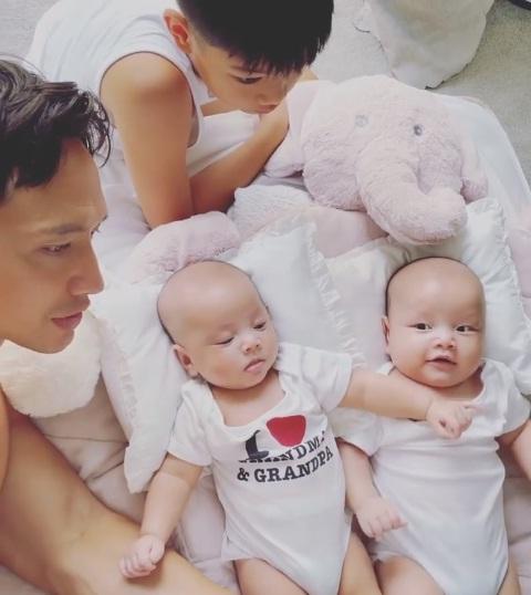 Bố bỉm đỉnh của chóp Kim Lý: Một nách hai con vẫn nhẹ như không-9