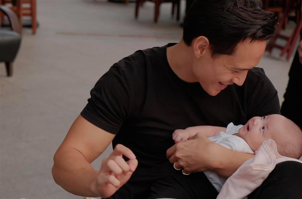 Bố bỉm đỉnh của chóp Kim Lý: Một nách hai con vẫn nhẹ như không-10