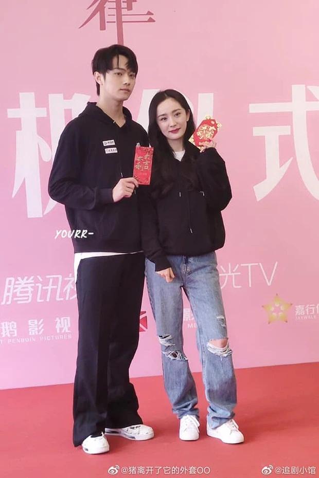 Dương Mịch bị netizen chê bai vì lệch tông với Hứa Khải ở poster phim mới đậm mùi teenfic-3