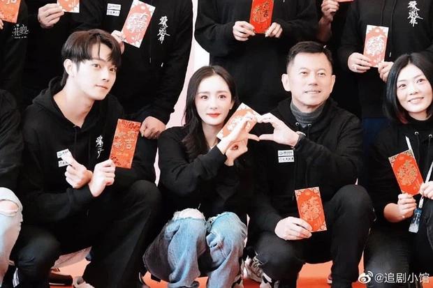 Dương Mịch bị netizen chê bai vì lệch tông với Hứa Khải ở poster phim mới đậm mùi teenfic-4