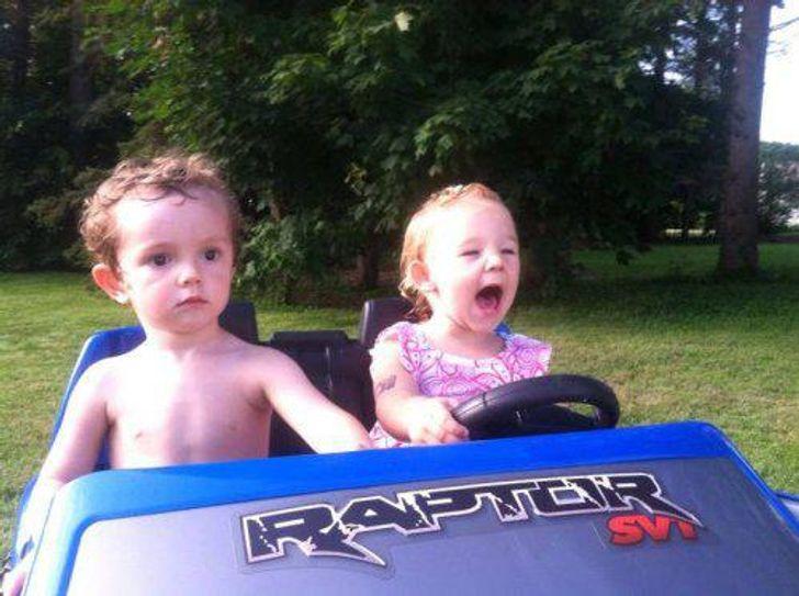 Bóc phốt cách anh chị em một nhà thể hiện tình cảm chẳng giống ai-9