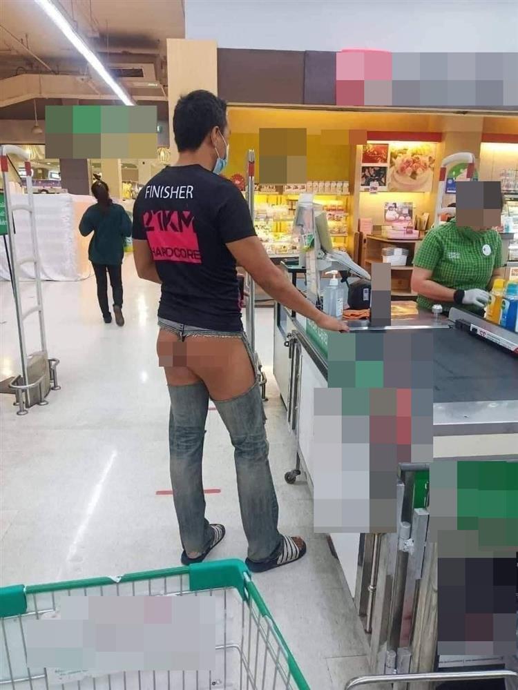 Người đàn ông gây bão với chiếc quần khoét sâu, hở vòng 3 táo bạo-1