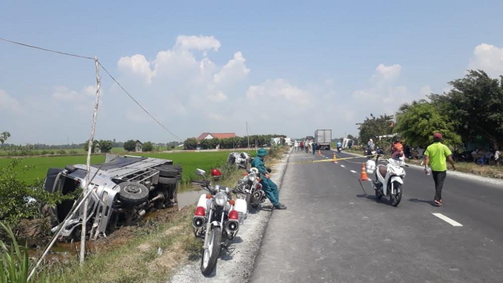 Kinh hoàng: Xe tải tông xe khách đi lễ chùa, hàng loạt người bị thương nằm la liệt bên đường-1