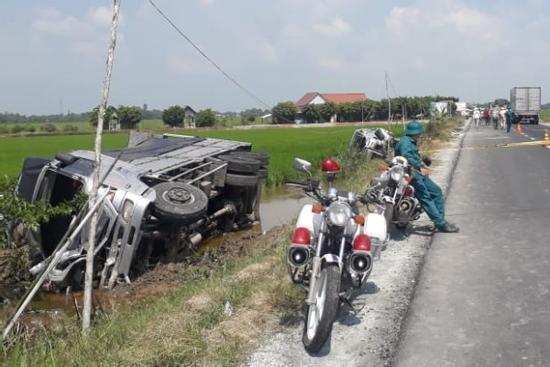 Kinh hoàng: Xe tải tông xe khách đi lễ chùa, hàng loạt người bị thương nằm la liệt bên đường