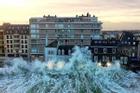 Những con sóng cao hơn tòa nhà 3 tầng ở Pháp