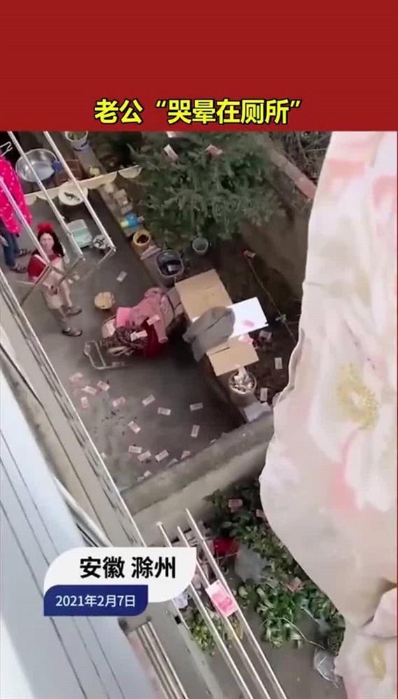 Mang chăn đi phơi, vợ phát hiện bí mật giấu kín của chồng-1