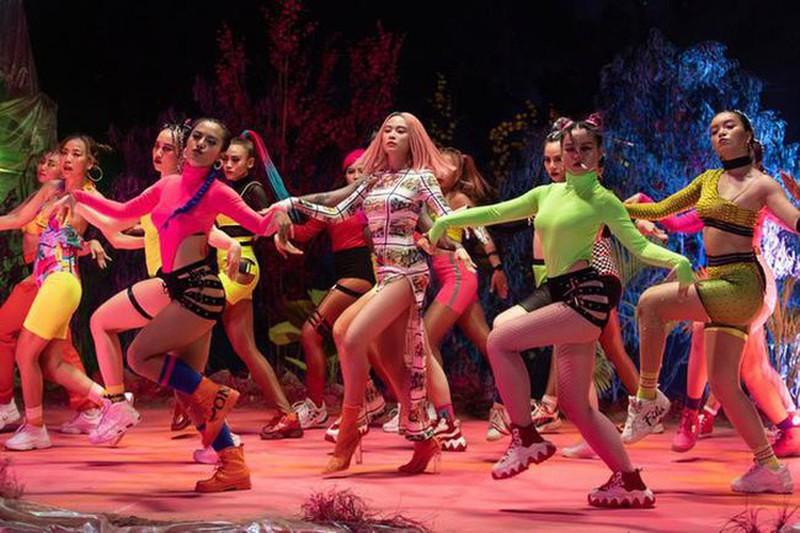 Nữ người mẫu gây phẫn nộ vì mặc áo dài quên quần phản cảm-8