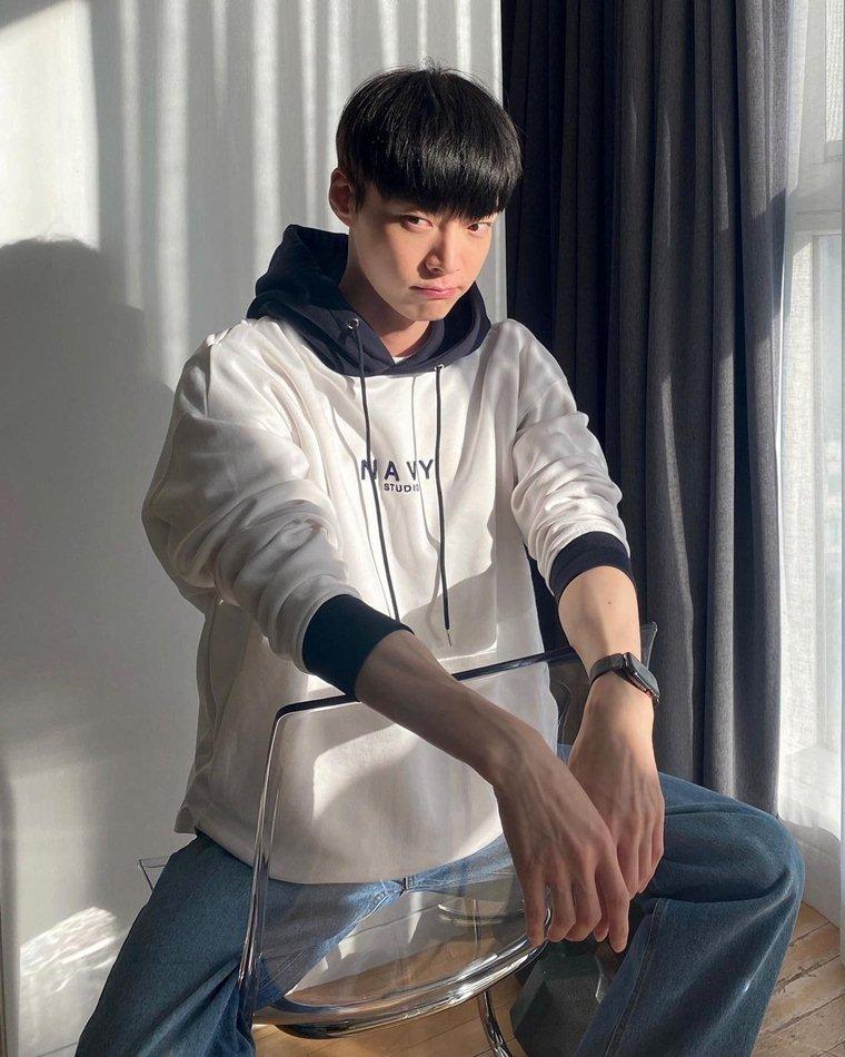 Ahn Jae Hyun trong chiếc áo hoodie từ local brand Navy. Nhiều khán giả nhận xét tài tử 33 tuổi sở hữu ngoại hình như mới 20.