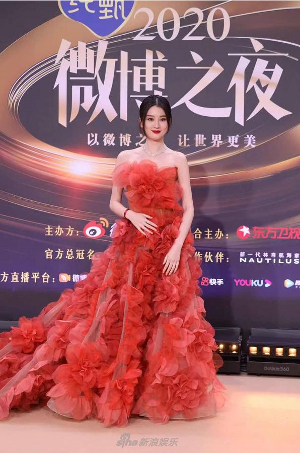 Địch Lệ Nhiệt Ba sáng rực, Châu Đông Vũ - Cúc Tịnh Y mờ nhạt trên thảm đỏ-7