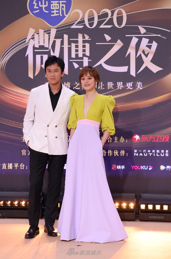 Địch Lệ Nhiệt Ba sáng rực, Châu Đông Vũ - Cúc Tịnh Y mờ nhạt trên thảm đỏ-19