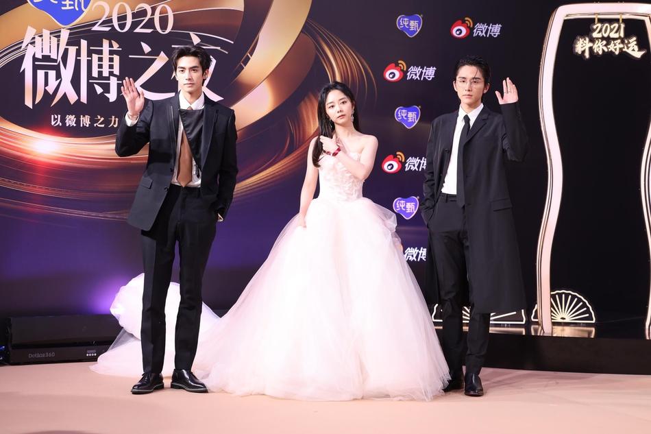 Địch Lệ Nhiệt Ba sáng rực, Châu Đông Vũ - Cúc Tịnh Y mờ nhạt trên thảm đỏ-20