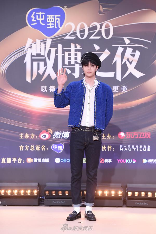 Địch Lệ Nhiệt Ba sáng rực, Châu Đông Vũ - Cúc Tịnh Y mờ nhạt trên thảm đỏ-6