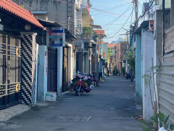 TP HCM: Thanh niên bị bạn chém gần đứt lìa cẳng tay-1