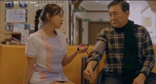 Ca sĩ Hàn bị chỉ trích vì mặc váy y tá quá ngắn-1