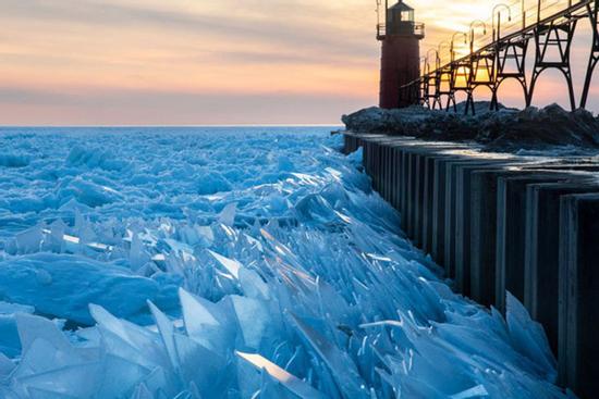 Cảnh băng vỡ ra ở hồ Michigan