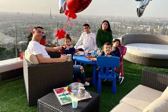 C. Ronaldo và bạn gái mong có thêm con