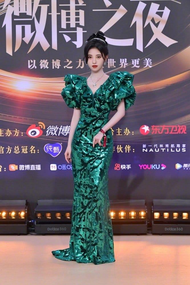 Lên top hot search nhờ eo nhỏ, Cúc Tịnh Y bị mỉa mai mua bài lộ liễu-1