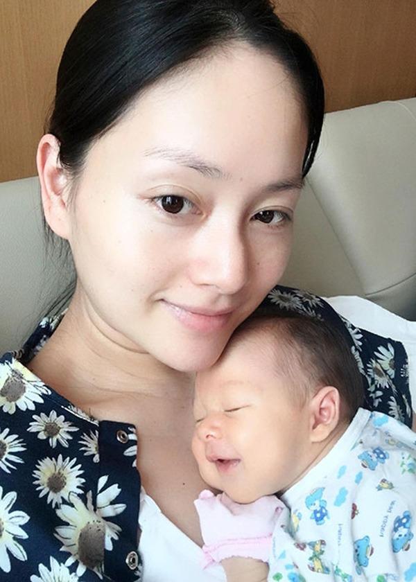 Tình địch Hương Giang gây sốt với nhan sắc sau sinh 1 tuần-9