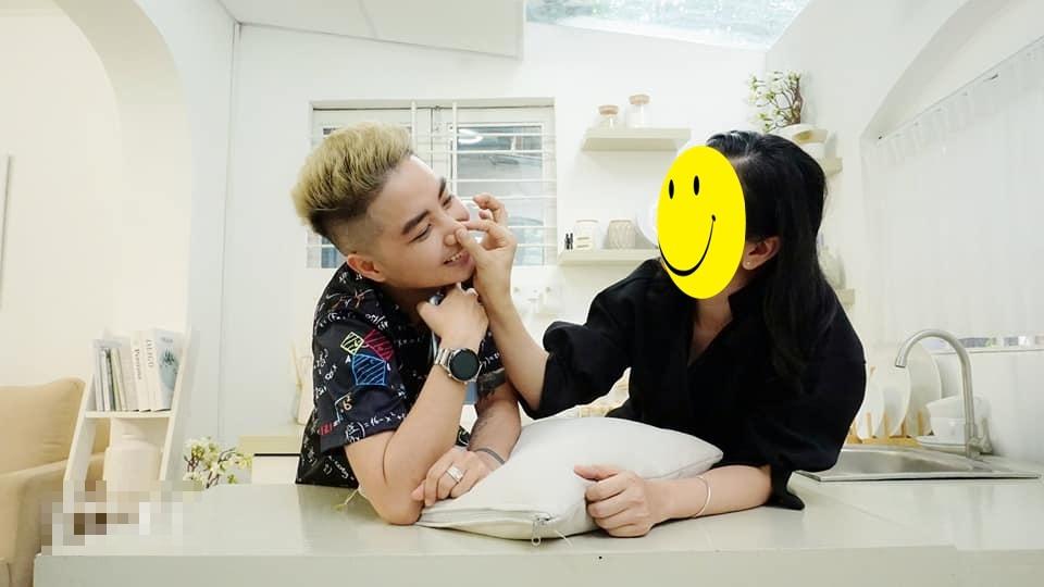 Người đàn ông Việt Nam sinh con xuất hiện bên gái lạ sau 4 tháng ly hôn-1