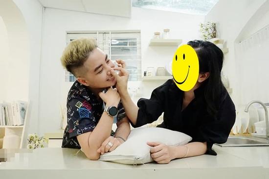 'Người đàn ông Việt Nam sinh con' xuất hiện bên gái lạ sau 4 tháng ly hôn