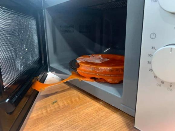 Nàng dâu cho chè lam vào lò vi sóng quay nóng, kết quả chết cười-3