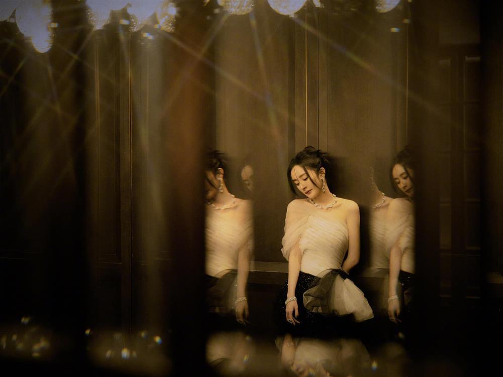 Stylist Triệu Lệ Dĩnh mỉa mai Dương Mịch mặc đồ cũ kém sang-8