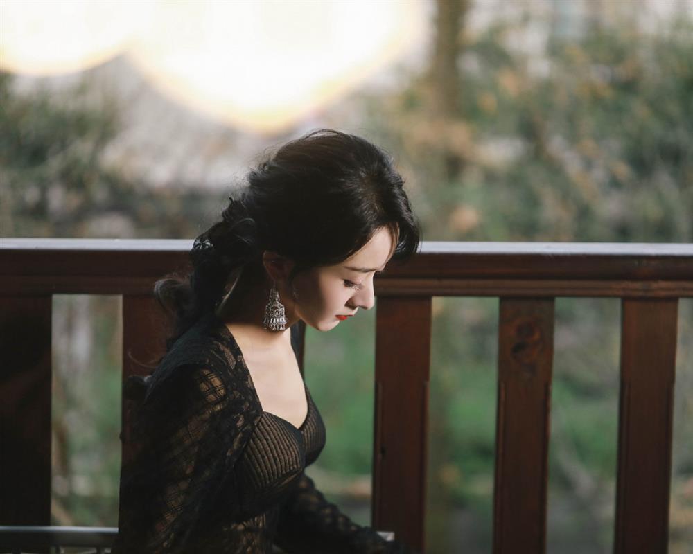 Stylist Triệu Lệ Dĩnh mỉa mai Dương Mịch mặc đồ cũ kém sang-1