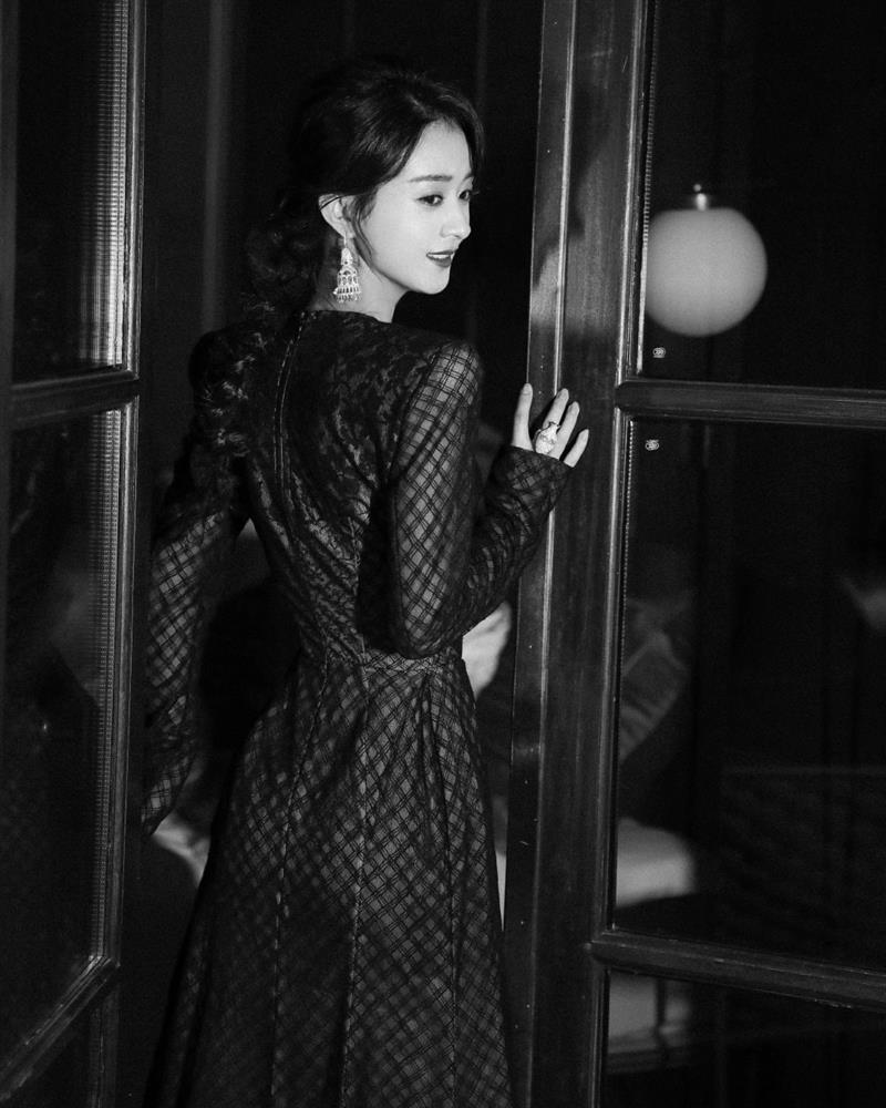 Stylist Triệu Lệ Dĩnh mỉa mai Dương Mịch mặc đồ cũ kém sang-3