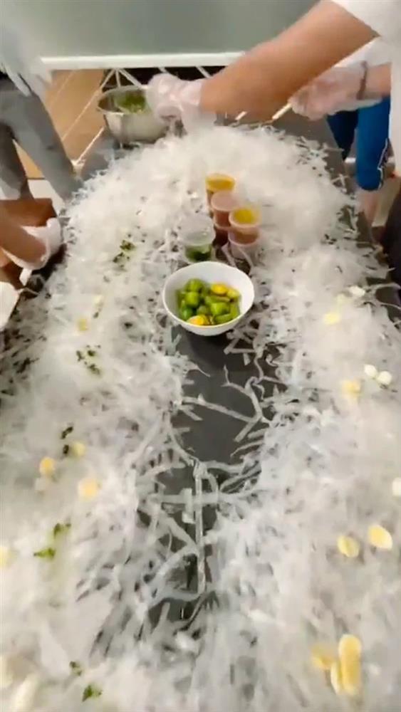 Hồ Quang Hiếu làm bánh tráng trộn siêu to, gia nhập team Bà Tân vlog-3