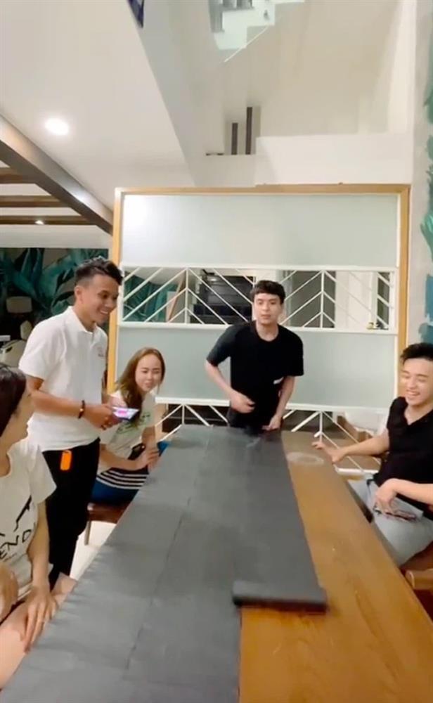 Hồ Quang Hiếu làm bánh tráng trộn siêu to, gia nhập team Bà Tân vlog-1