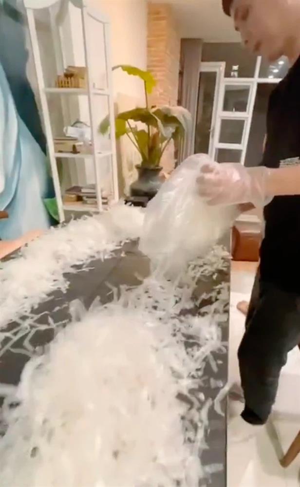 Hồ Quang Hiếu làm bánh tráng trộn siêu to, gia nhập team Bà Tân vlog-2