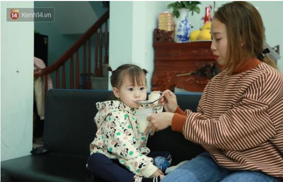 Vợ người hùng cứu bé gái rơi từ tầng 13: Chồng tôi tốt đến mức bị người khác lừa cũng kệ-1