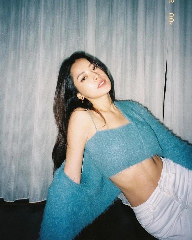 Đụng hàng set áo lông: Ngọc Trinh - Chi Pu khoe eo thon, Kaity hack dáng hiệu quả-1